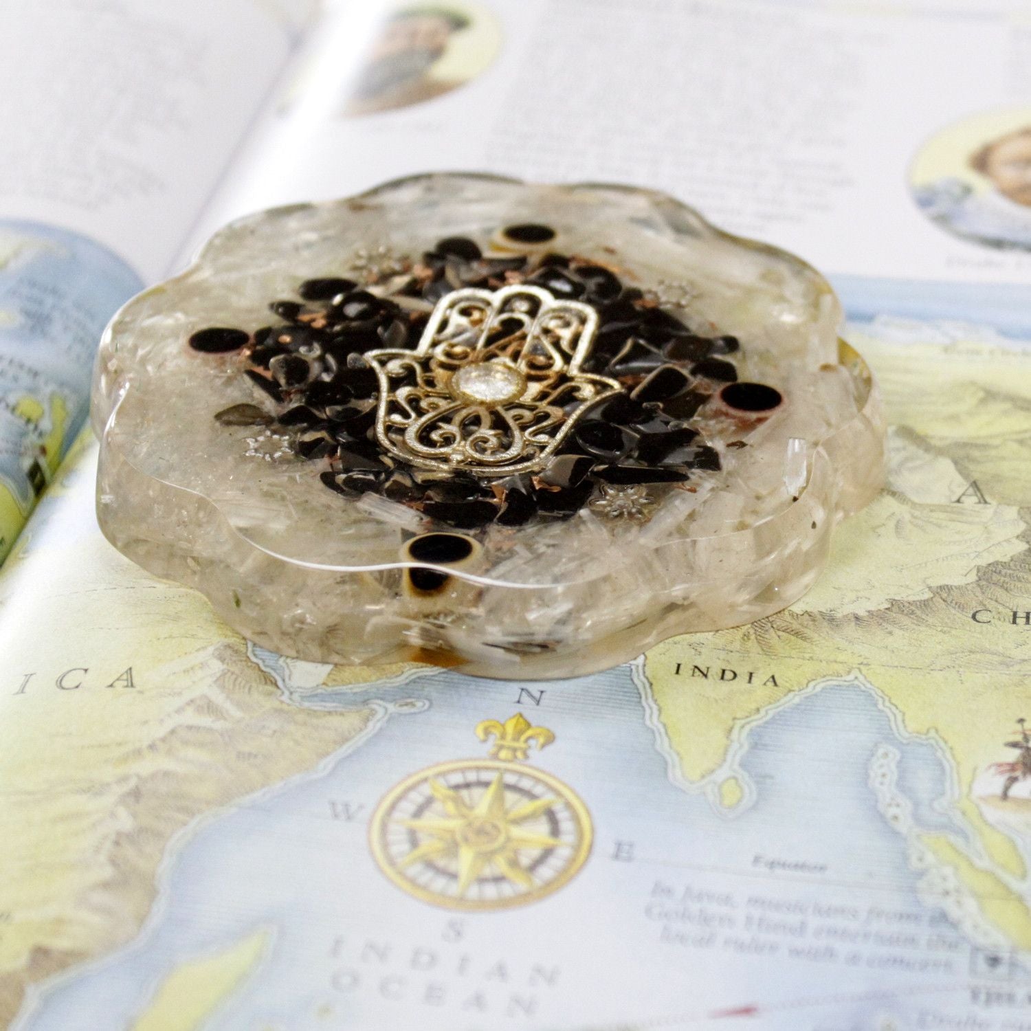 Orgonite Hamsa en Sélénite (M)