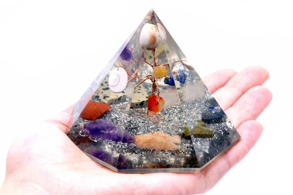 Pyramide Orgonite 7 Faces Arbre de Sagesse (90mm)
